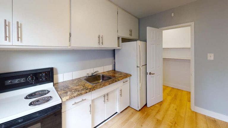 1143 32 Kitchen
