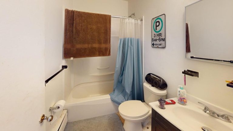 1143 Queen Street Apartment 16 Bathroom