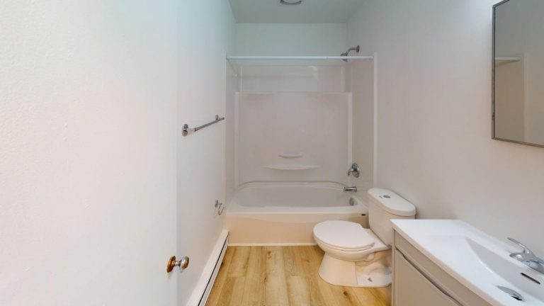 1143 Queen Street Apartment 22 Bathroom