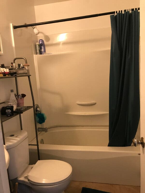 15 6059 Shirley Bathroom
