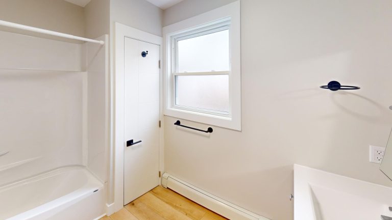 2100 Poplar Street Bathroom