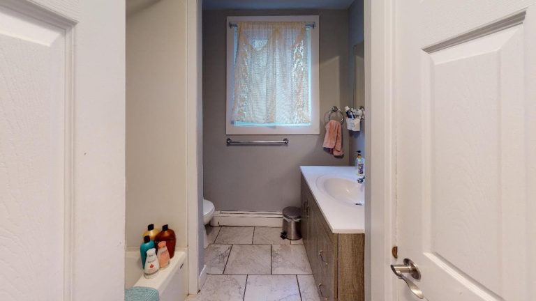 2106 Poplar Street Bathroom