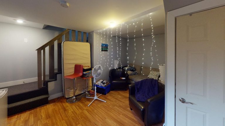 2106 Poplar Street Living Room