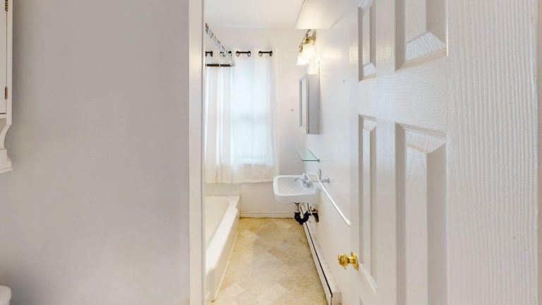 3103 Connaught Avenue Apartment 6 Bathroom