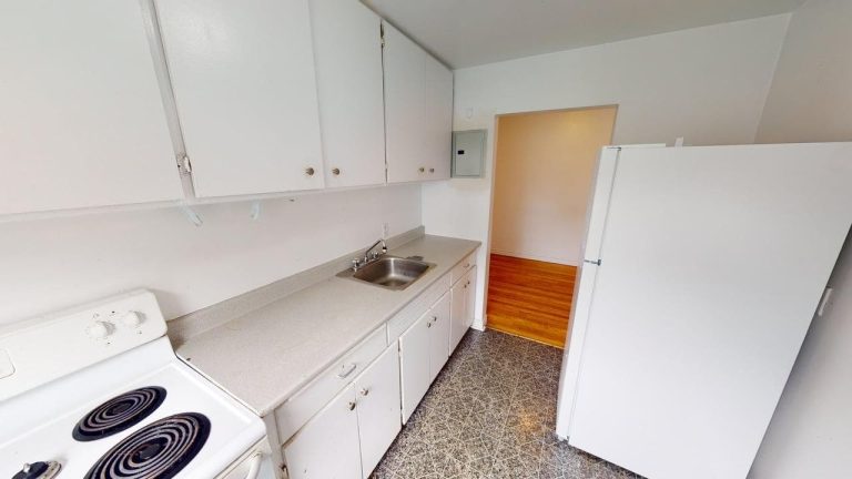 3103 Connaught Avenue Apartment 6 Kitchen 2
