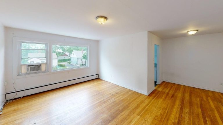 3103 Connaught Avenue Apartment 6 Livingroom 2