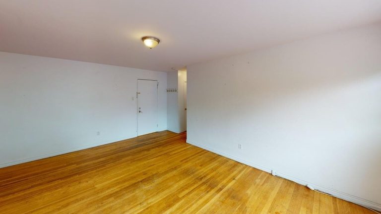 3103 Connaught Avenue Apartment 6 Livingroom W Entrance