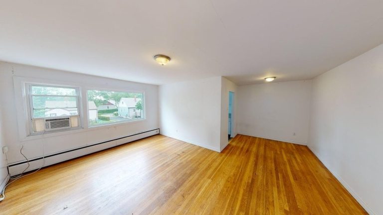 3103 Connaught Avenue Apartment 6 Livingroom3