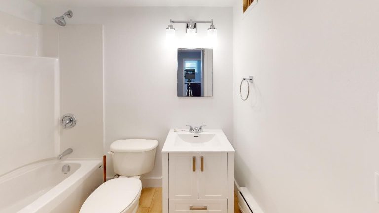 3536 Connaught 3 Bathroom