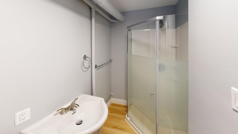 3536 Connaught Avenue Apartment 14 Bathroom