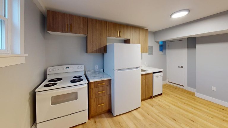 3536 Connaught Avenue Apartment 14 Kitchen 1