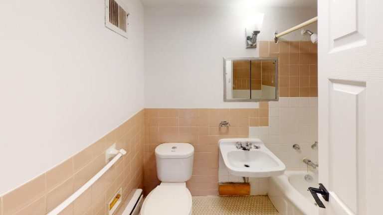 3536 Connaught Avenue Apartment 8 Bathroom