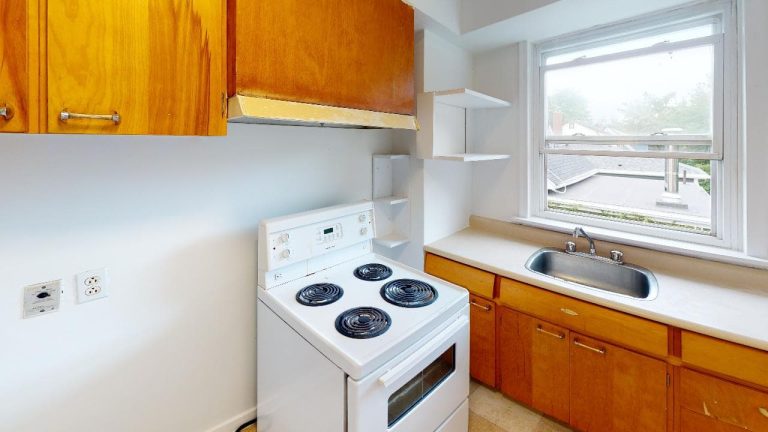 3536 Connaught Avenue Apartment 8 Kitchen