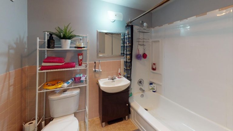3536 Connaught Avenue Apartment 9 Bathroom