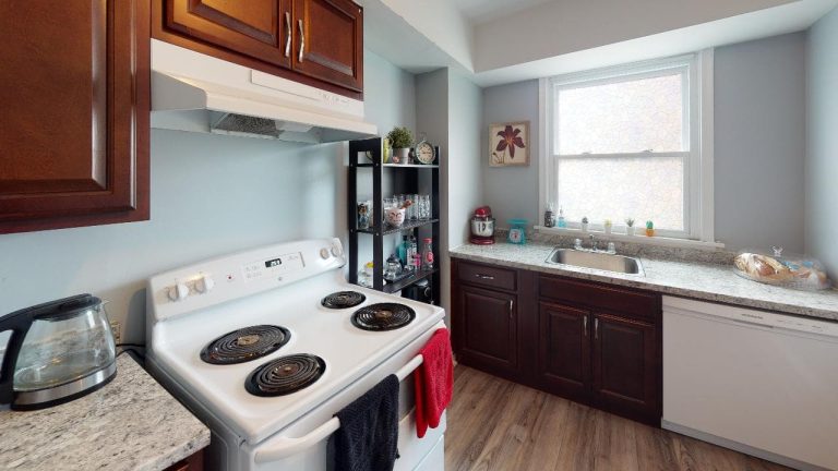 3536 Connaught Avenue Apartment 9 Kitchen