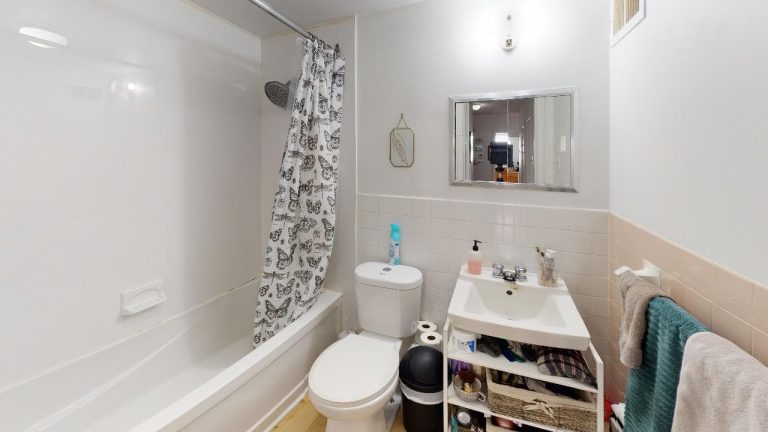 3536 Connaught Bathroom