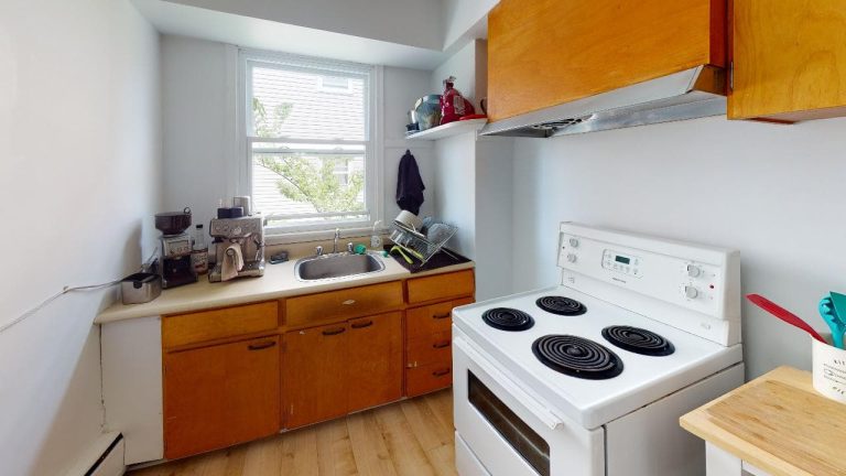 3536 Connaught Kitchen