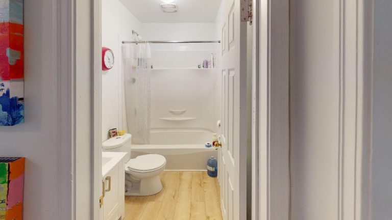 5670 Inglis Street Apartment 8 Bathroom