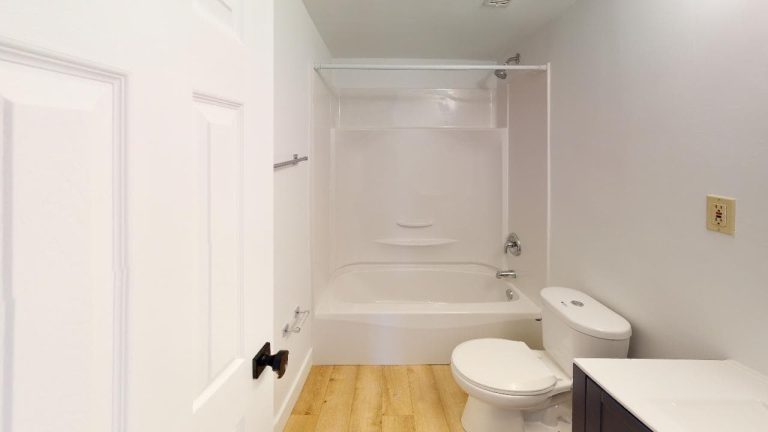 5713 Victoria 606 Bathroom
