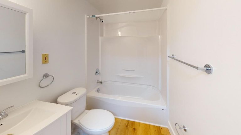 5713 Victoria Rd 605 Bathroom