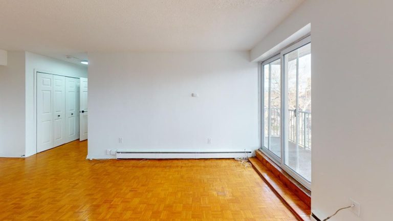 5713 Victoria Rd 605 Living Room 1