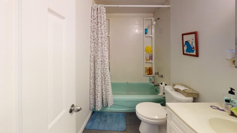 5713 Victoria Rd Apt 406 Bathroom