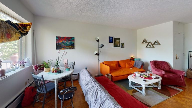 5713 Victoria Rd Apt 406 Living Room