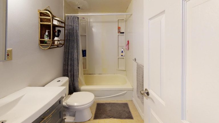 5713 Victoria Rd Apt 602 Bathroom