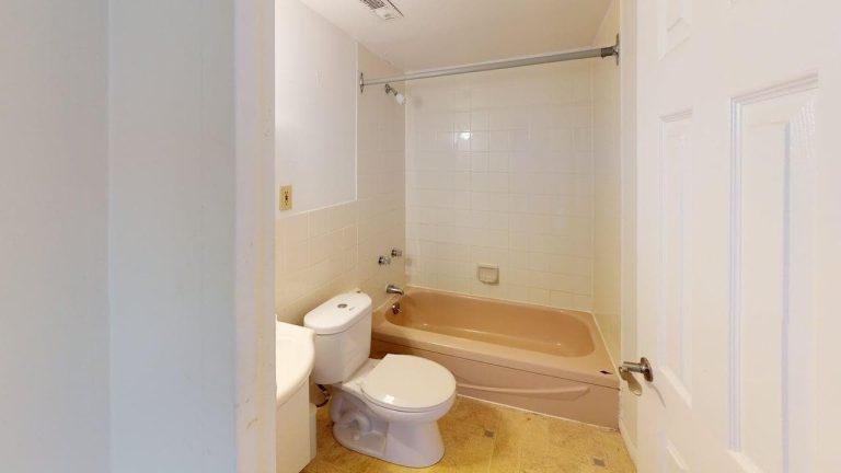 5713 Victoria Road Apartment 401 Bathroom