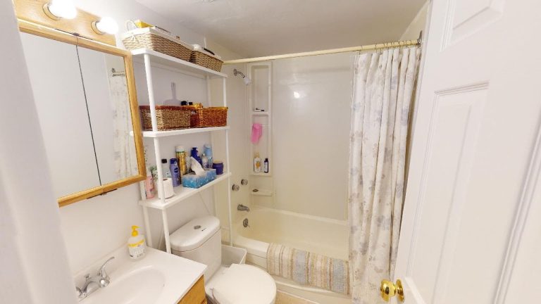 5713 Victoria Road Apartment 601 Bathroom