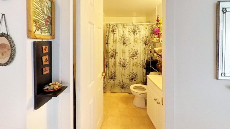 5713 Victoria Road Apartment 806 Bathroom