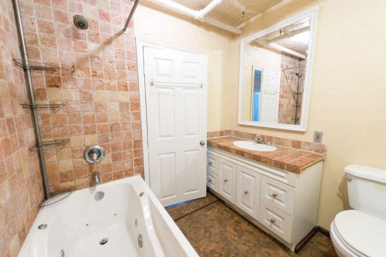 5718 1 Bathroom