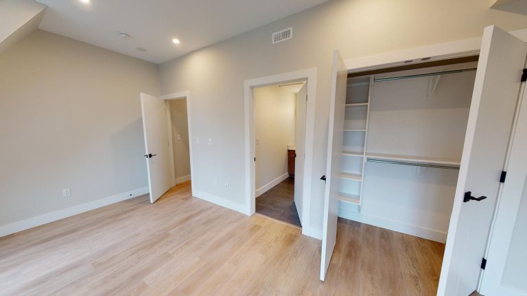 5726 Inglis Street Suite 403 01292024 181536