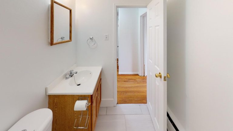 6059 Shirley Street Apartment 10 Bathroom